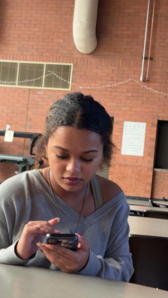 DHS students and staff beginning to ignore phone policy